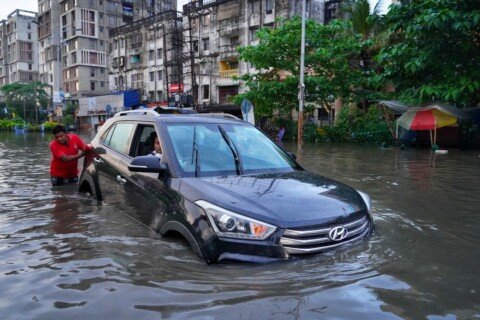 Kolkata Rain Alert Today: IMD Warns of Heavy Showers, Waterlogging Risk 34 A flooded Kolkata street during heavy monsoon rain, illustrating the IMD rain alert and waterlogging risk