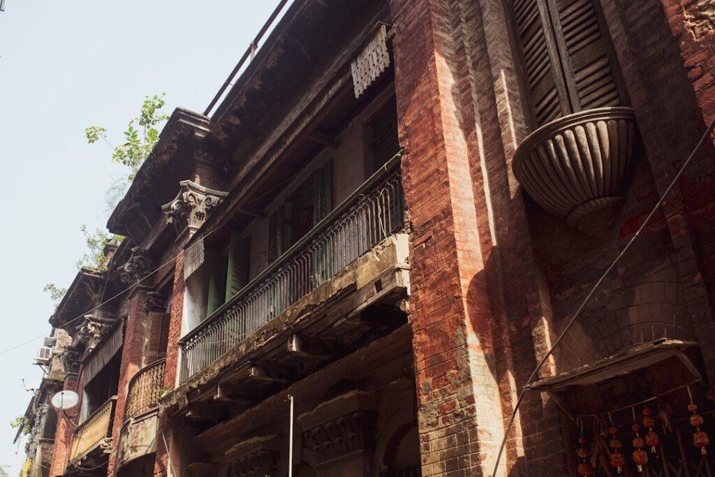 An old heritage-style building in central Kolkata, illustrative of the aging structures common near Dacres Lane and Esplanade