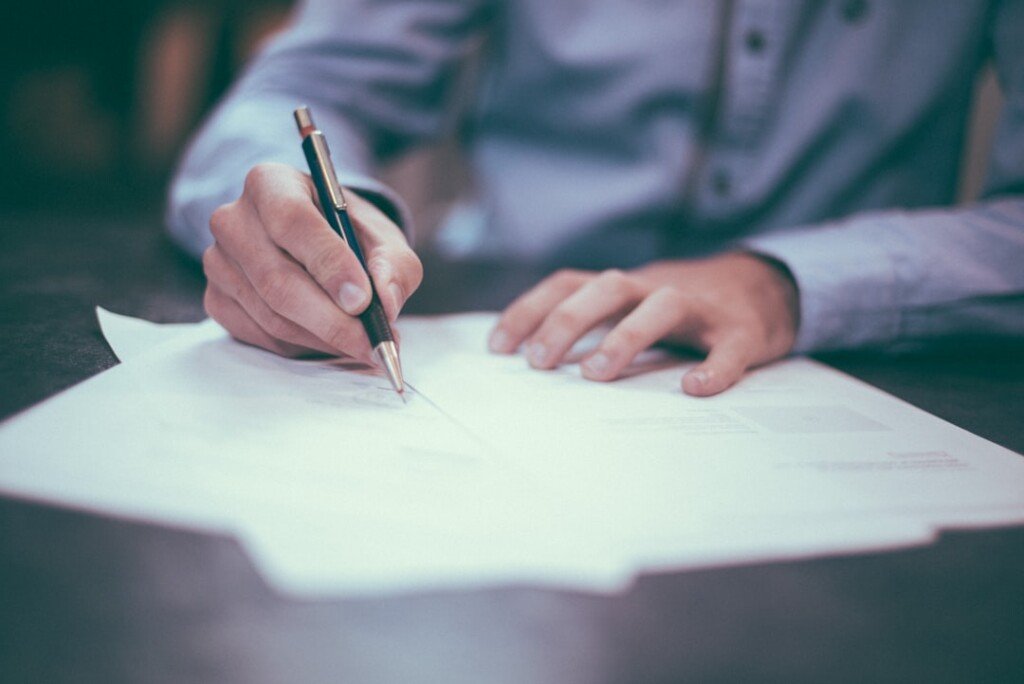 Signing a PG rental agreement covering deposit and document rules in Kolkata