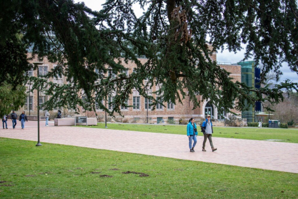 Students walking near Jadavpur University campus, a popular area to find a PG near Jadavpur University