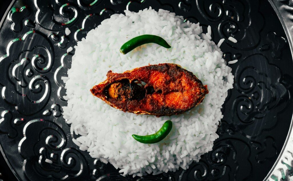 Traditional Bengali fish-and-rice meal of the kind served at a pice hotel in Kolkata