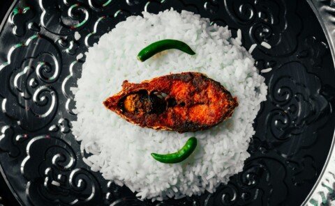 Traditional Bengali fish-and-rice meal of the kind served at a pice hotel in Kolkata