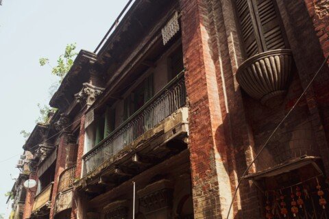 How to Find PG in Kolkata: Brokers, Apps, Local Groups & Direct Visits 24 An older residential house in a Kolkata neighbourhood, the kind of building commonly rented out as PG accommodation