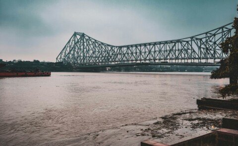 Budget Hotels Near Howrah and Sealdah Station: How to Choose a Safe Stay 26 Howrah Bridge over the Hooghly River beside Howrah station, Kolkata