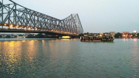Kolkata Ferry Routes Across the Hooghly: Ghats, Timings and Fares 28 Howrah Bridge spanning the Hooghly River in Kolkata, where ferries cross between Howrah and the city ghats